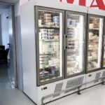 frižider za piće sa staklenim vratima